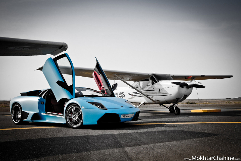 Illustration for article titled Lamborghinis versus planes in the Saudi desert